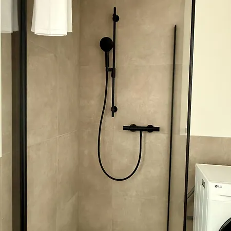 Neu Renoviertes Mit 2 Schlafzimmern, Kueche & Waschtrockner Nahe Zentrum 보르켄