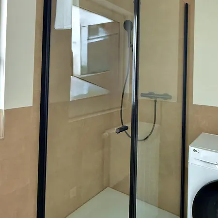 Neu Renoviertes Mit 2 Schlafzimmern, Kueche & Waschtrockner Nahe Zentrum 펜션 *