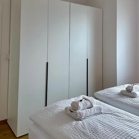 펜션 Neu Renoviertes Mit 2 Schlafzimmern, Kueche & Waschtrockner Nahe Zentrum